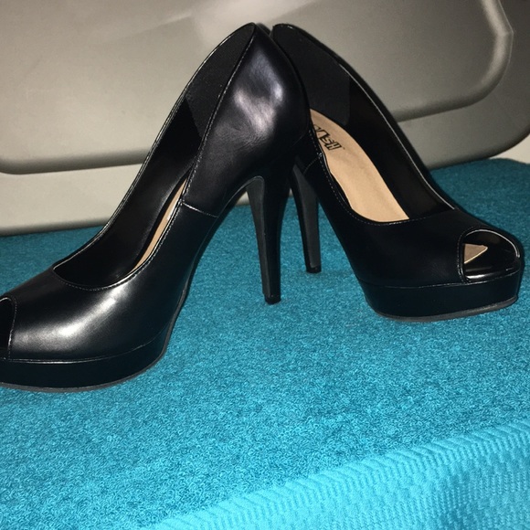 Shoes - Beautiful high heels black NWT gorgeous look